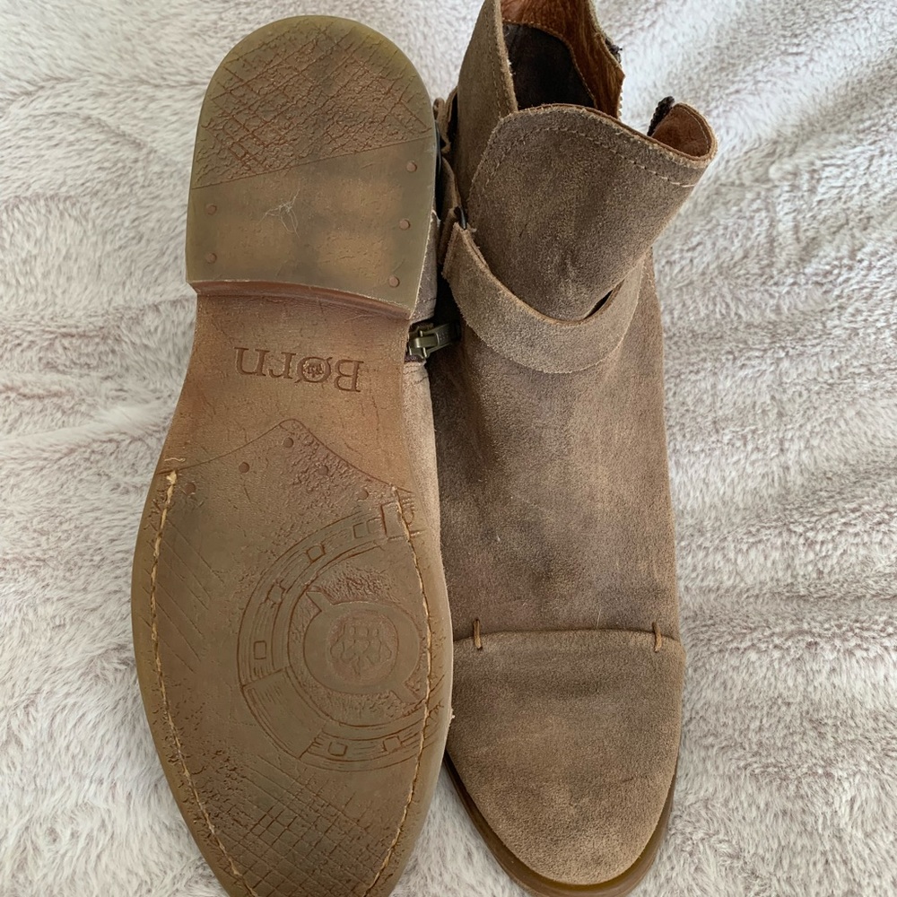 Born size 9.5 tan suede boots